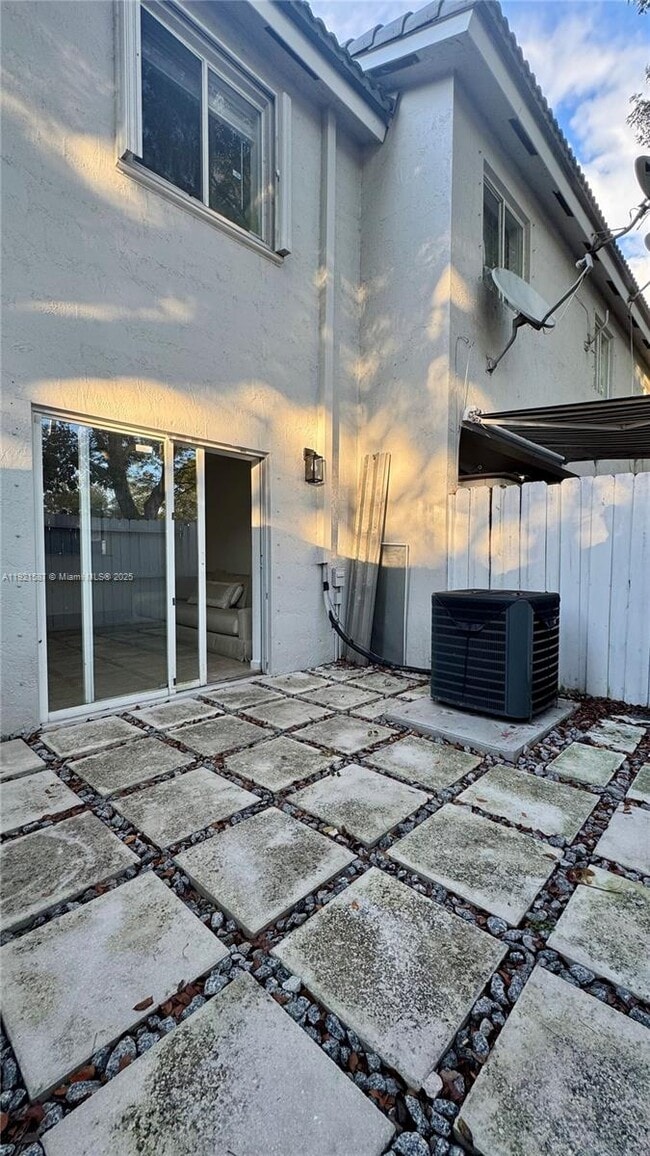 Primary Photo - 12124 SW 143rd Ln