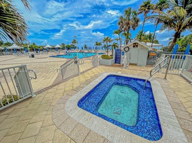 Building Photo - 2030 S Ocean Dr