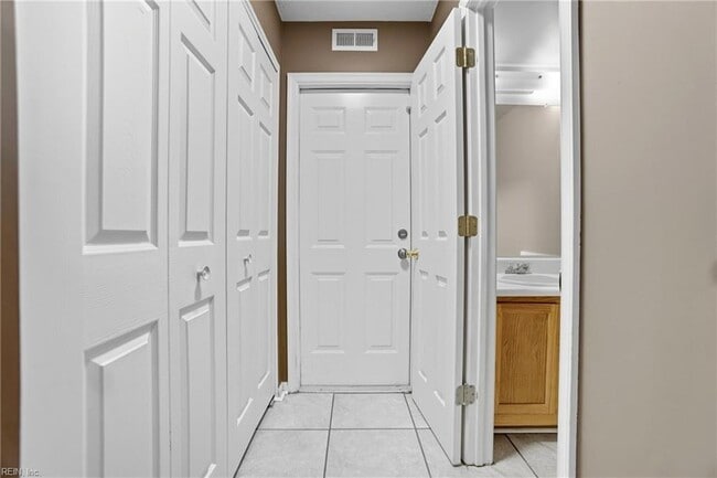 Building Photo - 716 Aylesbury Dr