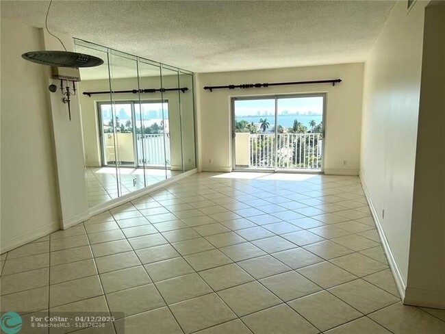 Building Photo - 1455 N Treasure Dr