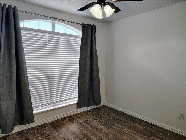 Building Photo - 21411 Forest Colony Dr