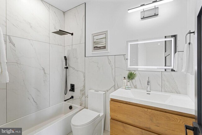 Building Photo - 1733 Chain Bridge Rd