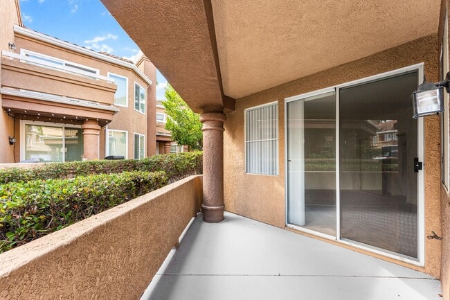 Building Photo - Beautiful Ground Level 2 Bedroom, 2 Bathroom Condo Available Now in Lake Forest!