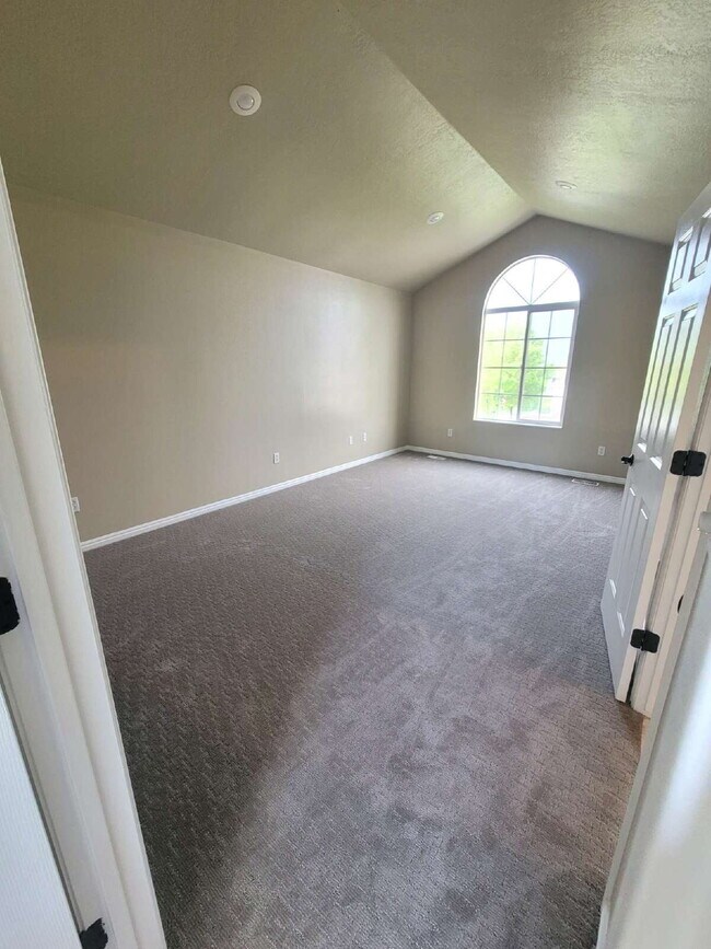 Building Photo - "Spacious 5-Bedroom home with 3.5 Baths and fenced yard!"