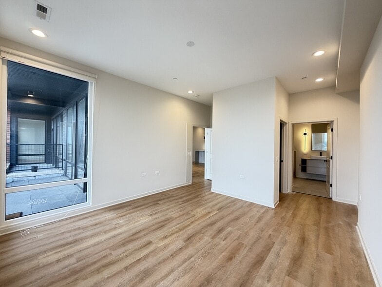 Building Photo - 3207 N Narragansett Ave