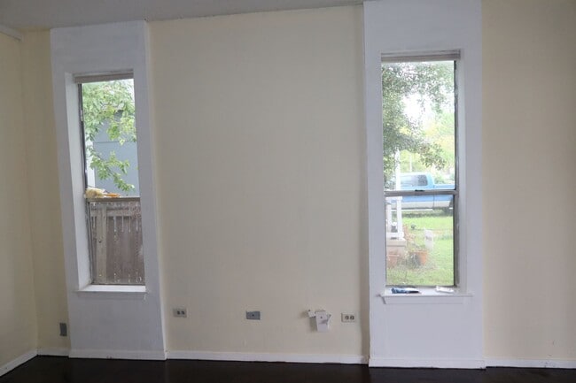 Building Photo - Hyde Park - 1 Bedroom House - Huge Yard - Real Wood Floors - Claw Foot Tub - $1495