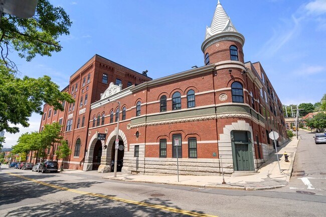Building Photo - 245 Heath St