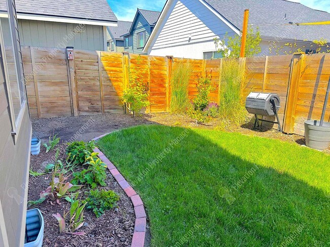 Building Photo - 4BR - 2.5 BA SE Bend home in great neighborhood with park and pool!