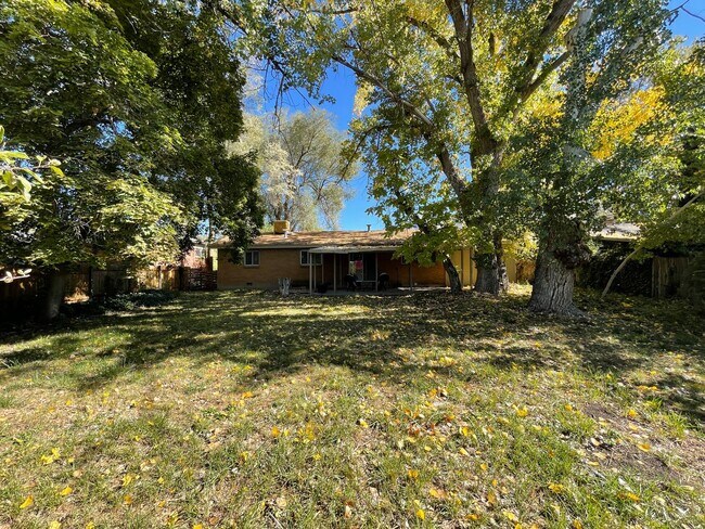 Building Photo - Cozy Holladay Gem – 3 Bed, 2 Bath with Fen...