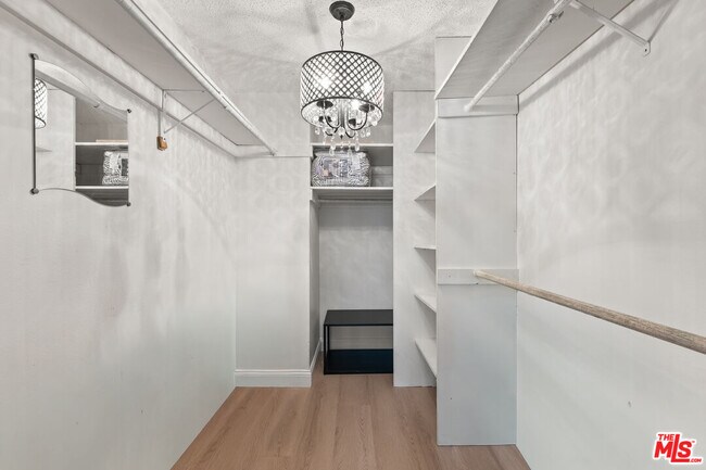 Building Photo - 1121 N Olive Dr