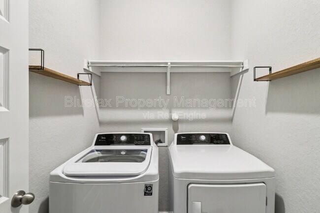 Building Photo - 10208 High Noon Dr