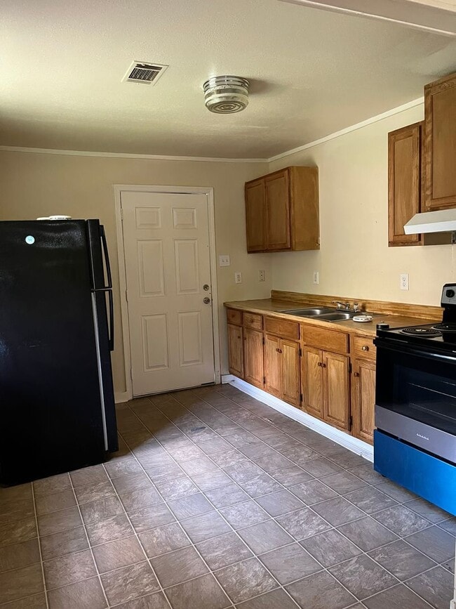 Building Photo - 2 Bedroom 1 bathroom -Central air and Heat