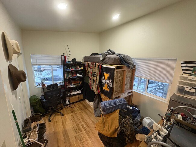 Building Photo - 216 E 7th St