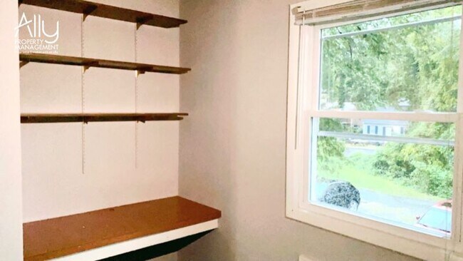 Building Photo - 122 Harmon St