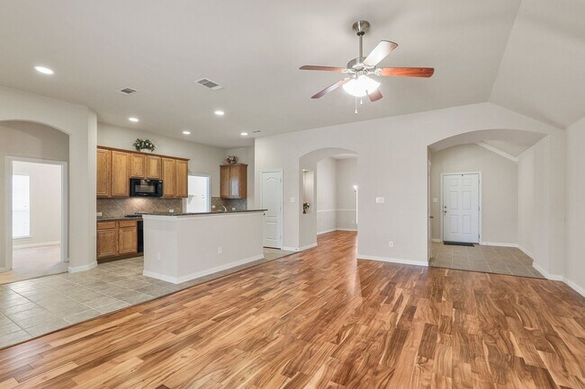Building Photo - Gorgeous 3 Bedroom 2 Bathroom Home in North Garland!