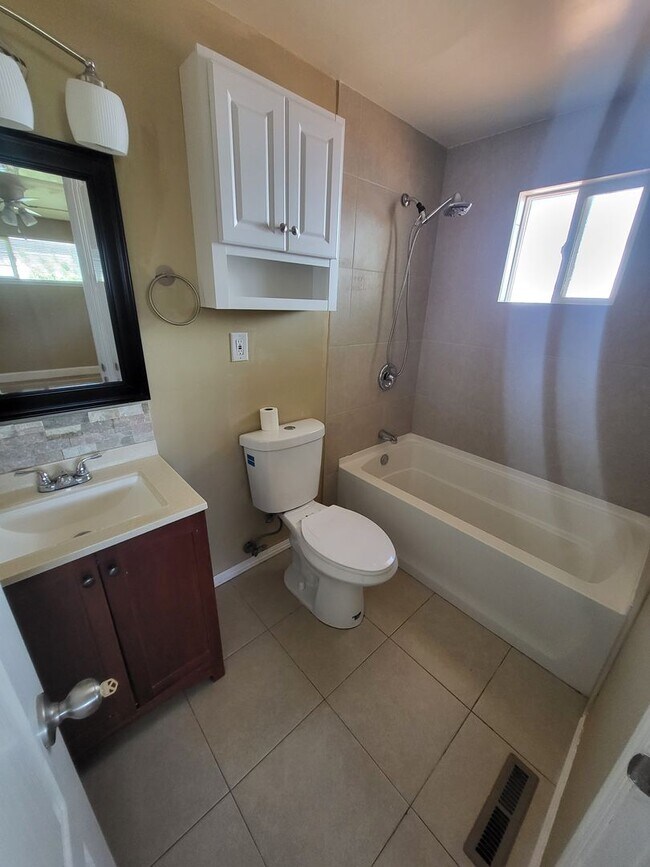 Building Photo - 1010 S Division St