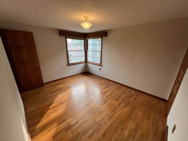 Building Photo - Located in the Historic District! 3+ beds, 1.5 bath, single garage, hardwood floors and MORE!