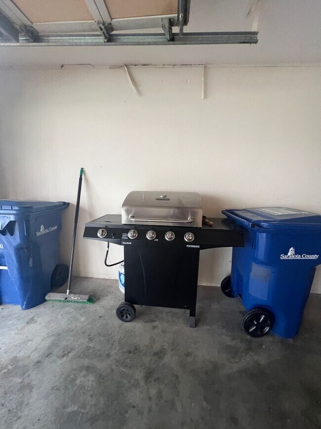 Building Photo - NEW PRICE! Close to beautiful Nokomis Beach and Casey Key