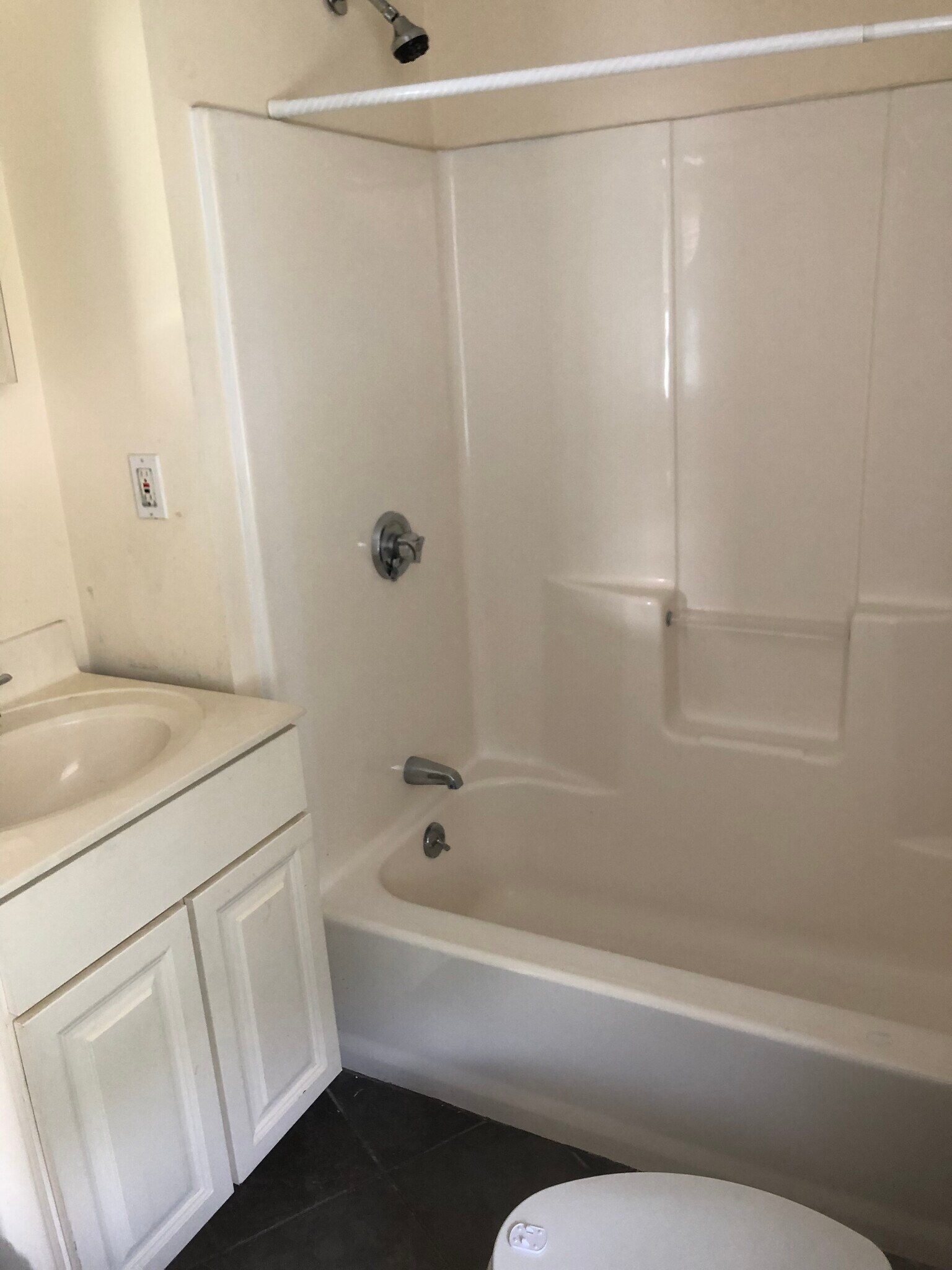 Main floor bathroom - 829 Princeton Blvd