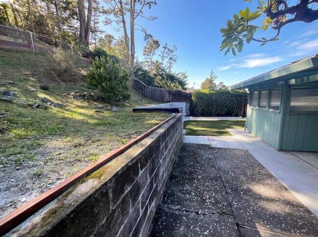 Building Photo - 2361 Oakmont Dr