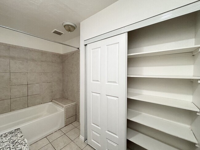 Building Photo - 2243 Aspen Hills Dr