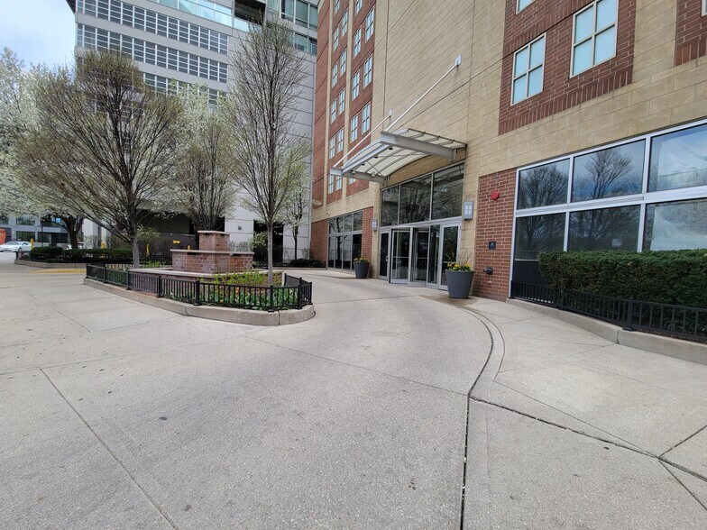 Building Photo - 645 N Kingsbury St