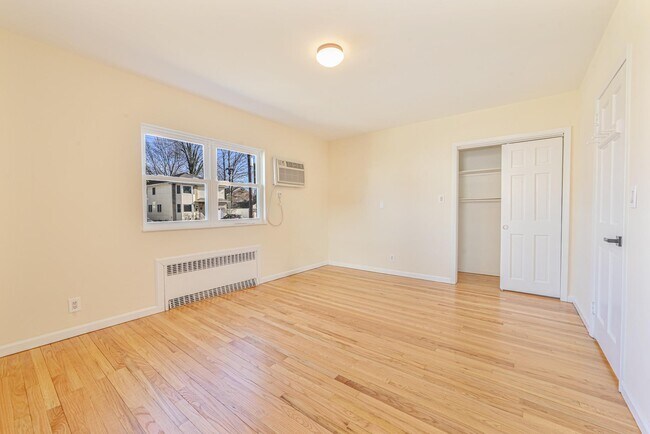 Building Photo - 515 S 12th St
