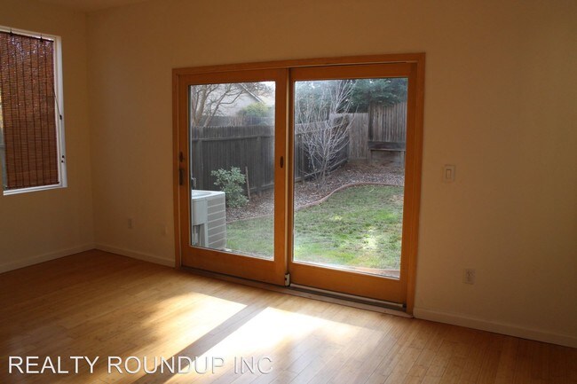 Building Photo - 4 br, 2.5 bath House - 9636 Glacier Creek Way