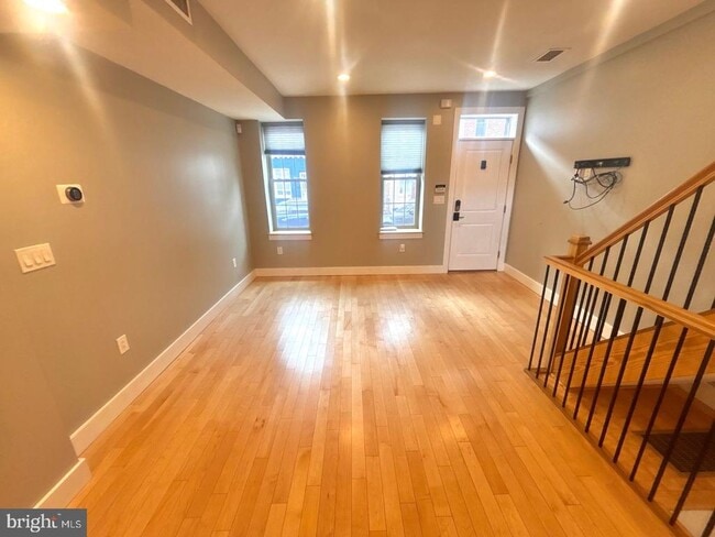 Building Photo - 533 Manton St