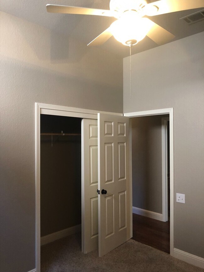 Building Photo - Amazing Single Story Home Located in Rosev...