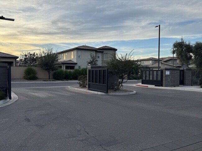 Building Photo - Chandler Luxury Townhome