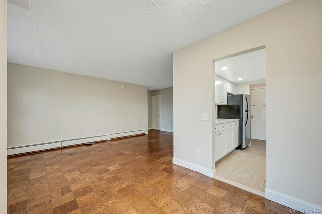 Building Photo - 505 White Plains Rd