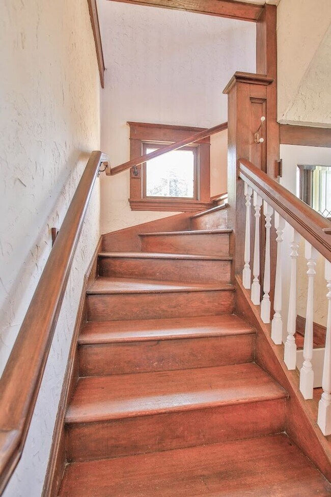 Building Photo - Gorgeous Vintage Home in Downtown Langley with Detached Guest Studio!!