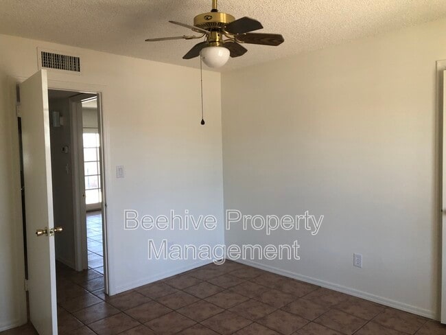 Building Photo - 4022 E Pecan Rd