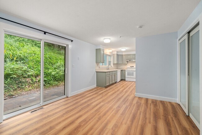 Building Photo - 24 Speen St