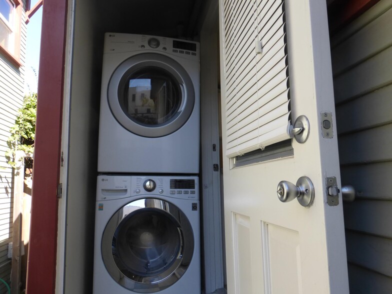 Washer/dryer inside - 1533 Maltman Ave