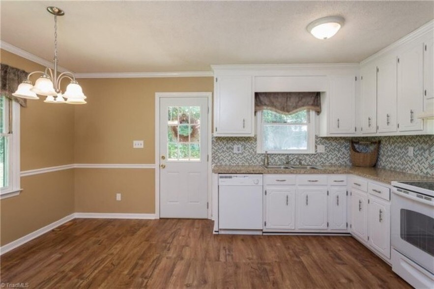 Building Photo - 204 Brambleton Ct