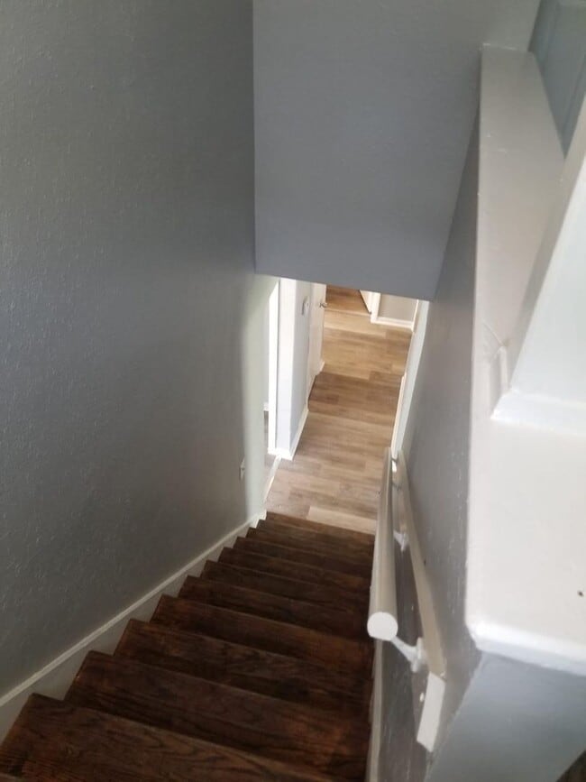 Building Photo - 3 Bdr Large Single Family House in a Nice ...
