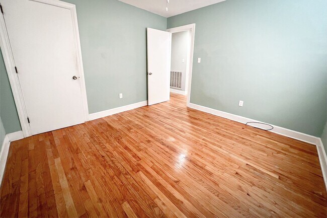 Building Photo - 46 Cardinal Dr S