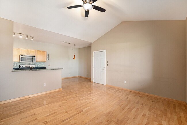 Building Photo - 3-Bedroom Condo Available Immediately