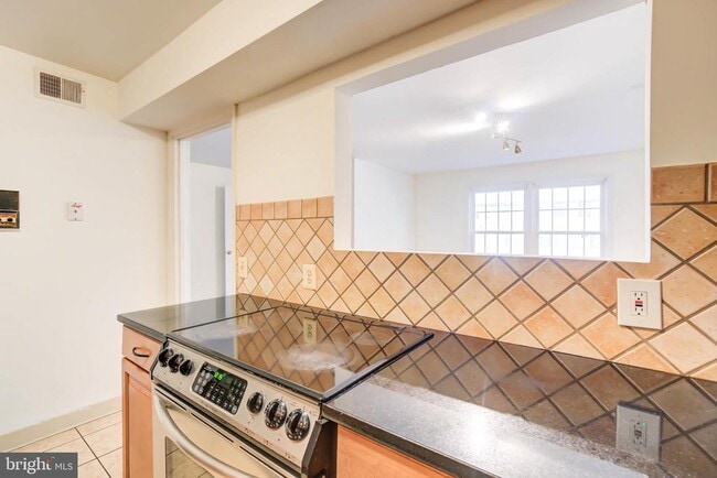 Building Photo - 900 24th St NW