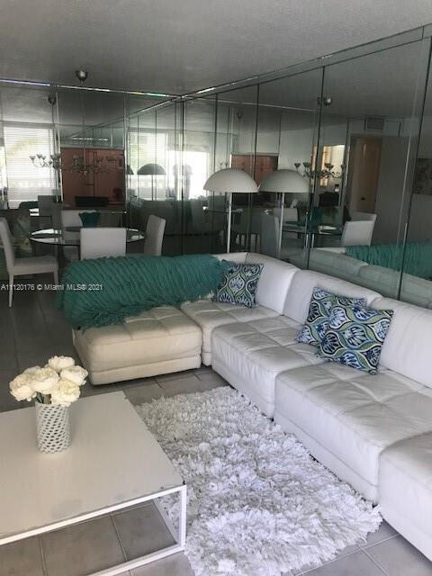 Building Photo - 1817 S Ocean Dr