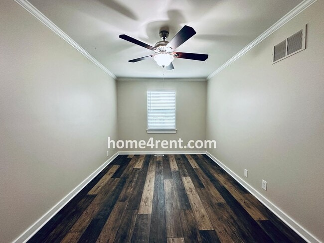 Building Photo - Wonderful Three Bedroom Olathe Home in a Q...