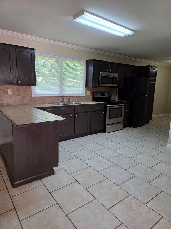 Building Photo - Lovely 3 Bedroom Home with Large Fenced in...