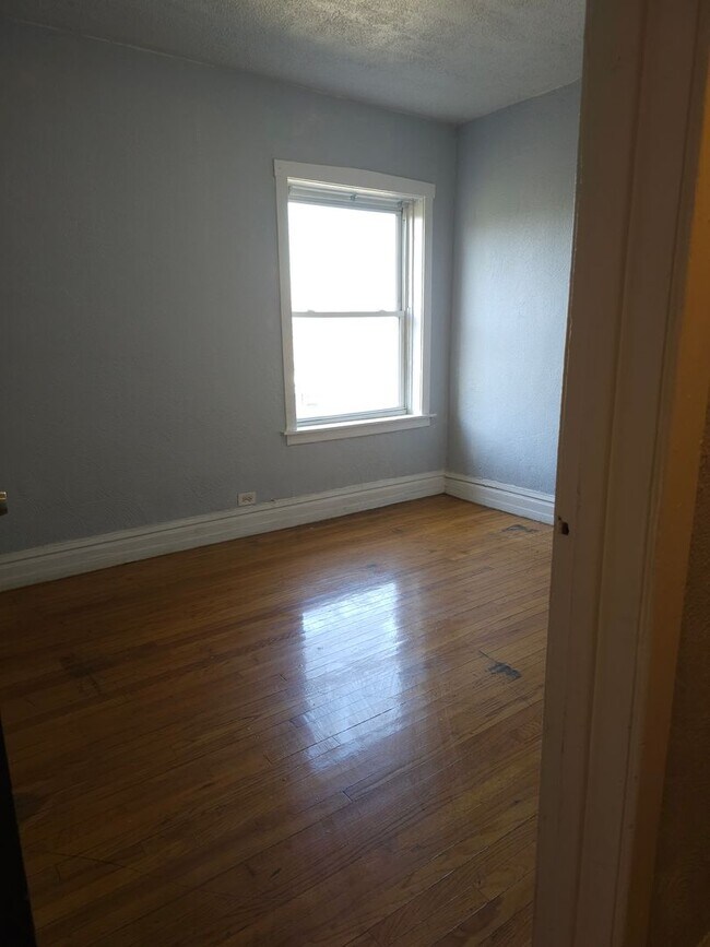 Building Photo - 1432 S Kenneth Ave