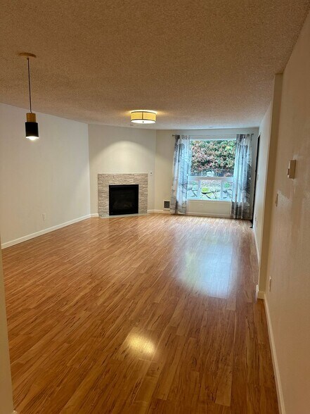 Building Photo - 9416 1st Ave NE