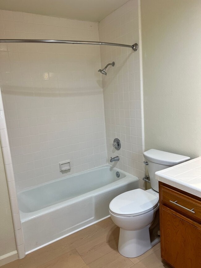 Building Photo - Grand Ave Barakat