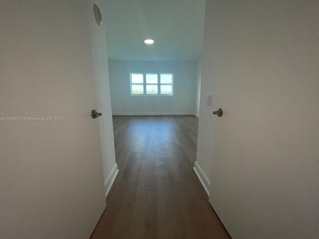 Building Photo - 14951 Royal Oaks Ln