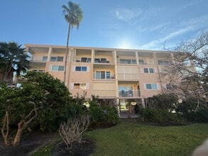Building Photo - Beatifully updated Beach condo FULLY FURNISHED ANNUAL RENTAL 2/2