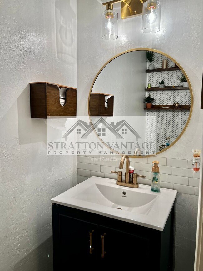 Building Photo - 4682 W Oakland St